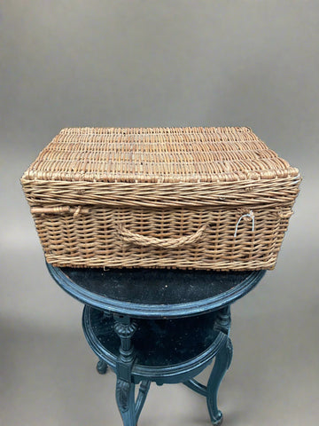 Rustic country wicker hamper/basket with a woven wicker handle.
