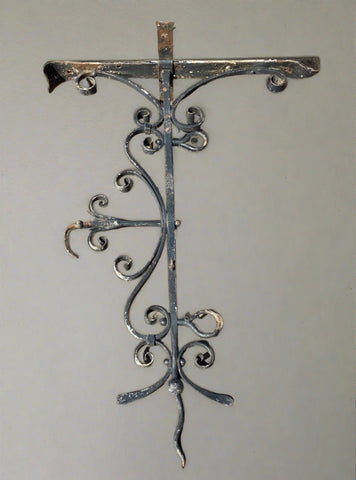 Large ornate&nbsp;wrought iron sign bracket, in an aged condition.