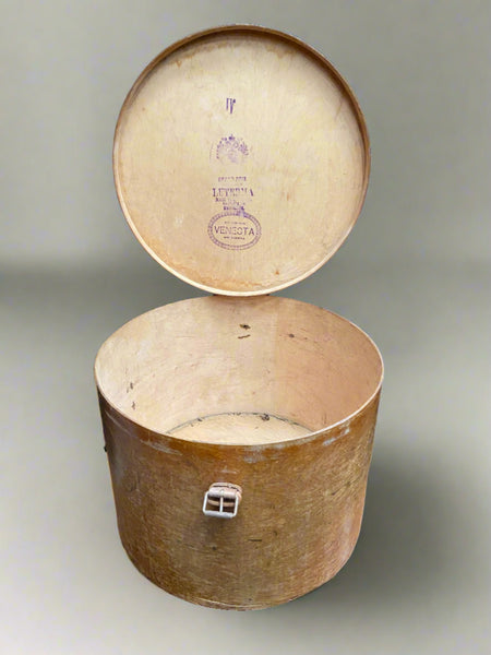 Luterma round wooden hat box, crafted from birch plywood. Circa early 20th century.