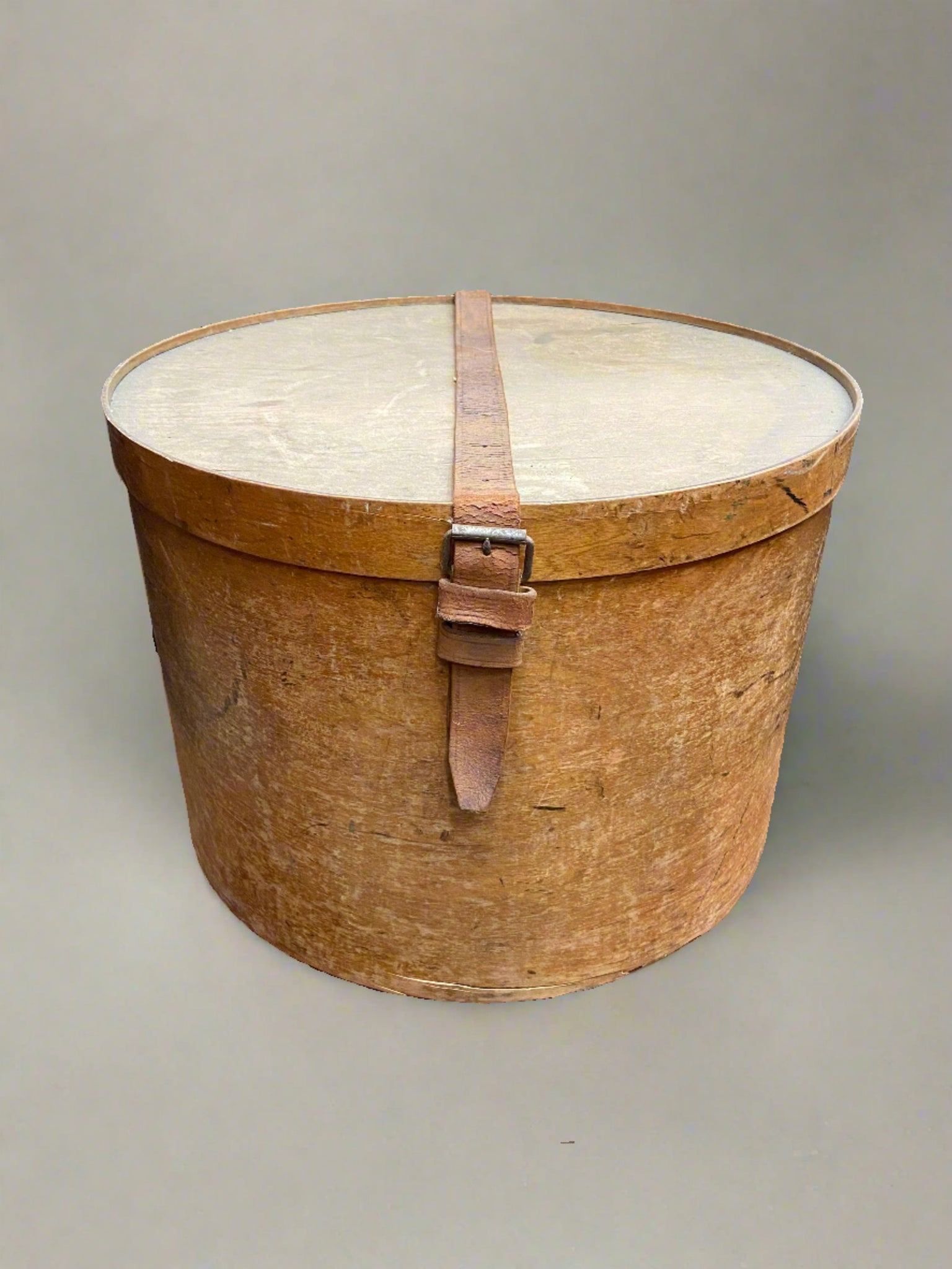 Luterma round wooden hat box, crafted from birch plywood. Circa early 20th century.