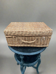 Rustic country wicker hamper/basket with a woven wicker handle.