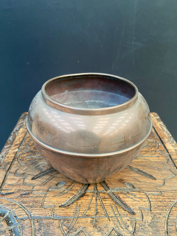 Round copper planter in an aged condition.&nbsp;