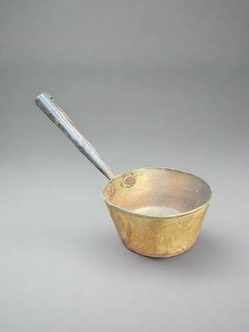 A set of antique brass saucepans, in 3 sizes. Likely Victorian.