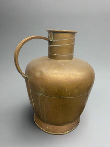 Large Dutch brass milk jug, antique from the 19th century.