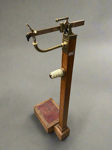 Avery brass and oak floor scales for personal weighing, ideal period surgery dressing. Circa late 19th century.