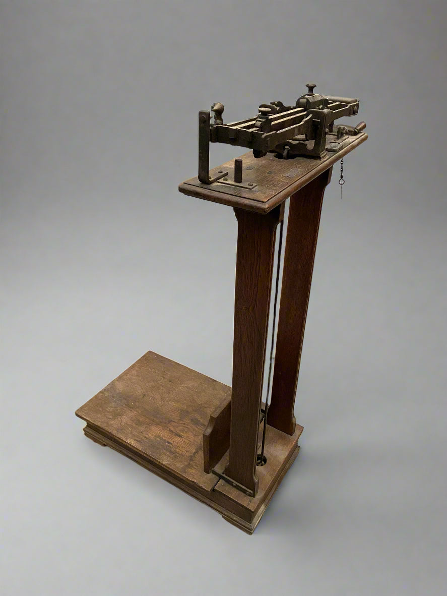 Antique French oak weighing scales, made by Kugelstadt of Paris. Circa 1920s.