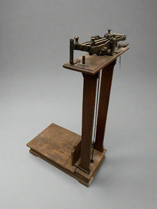 Antique French oak weighing scales, made by Kugelstadt of Paris. Circa 1920s.