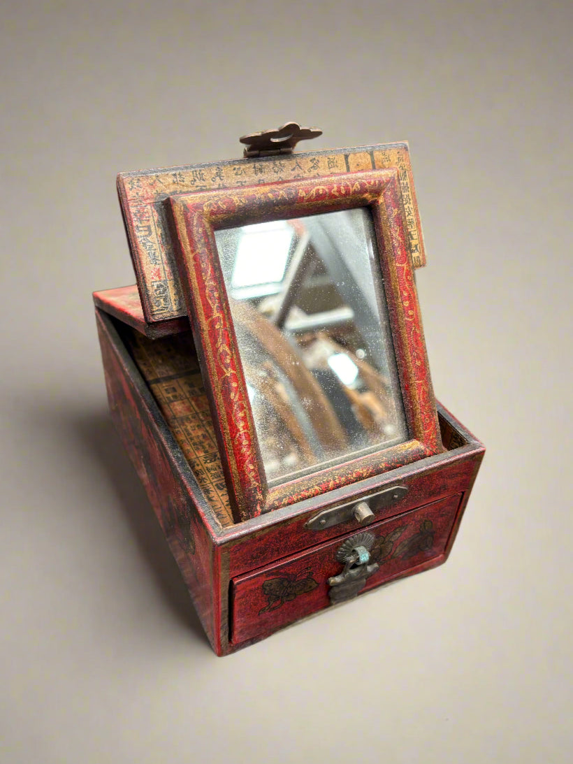 An antique decorative decoupage Chinese mirror box, circa 20th century. This item would have been used as a shaving box, to store jewellery or for applying make up on the move.