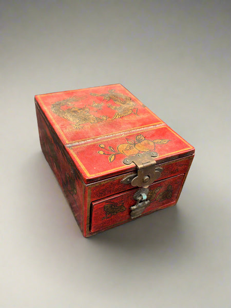 An antique decorative decoupage Chinese mirror box, circa 20th century. This item would have been used as a shaving box, to store jewellery or for applying make up on the move.