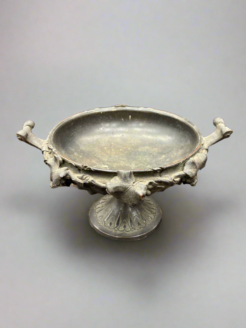 A pedestal tazza display bowl with ivy decoration, circa 19th century.