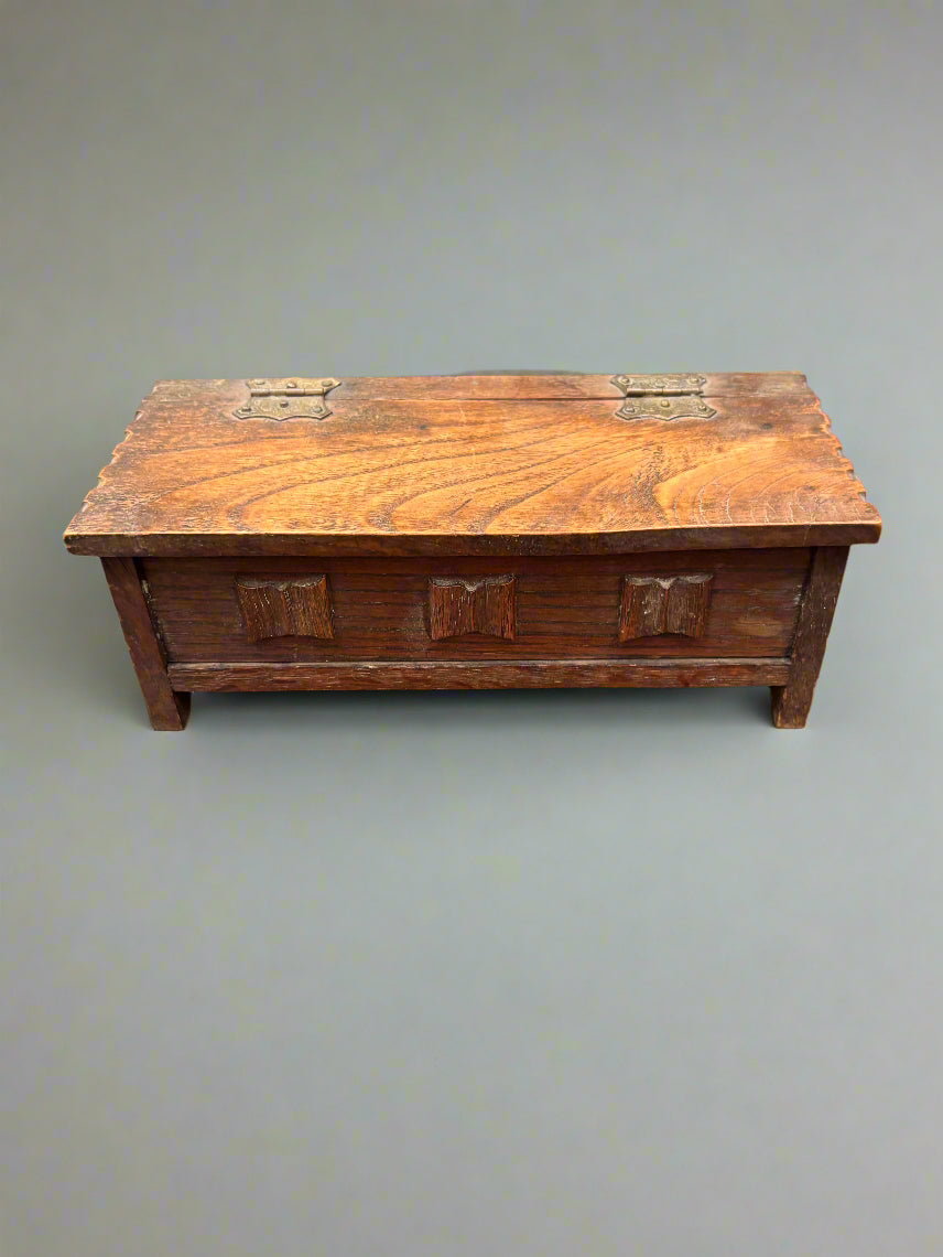 A vintage rectangular wooden jewellery/pen/paint box.