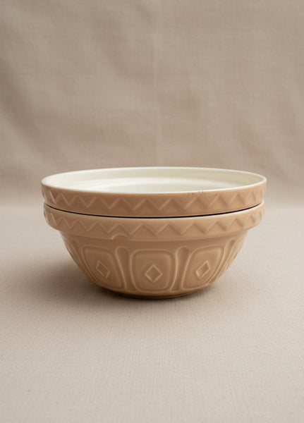 A large set of mason cash ceramic mixing bowls in various sizes and conditions, circa 1930s/40s.