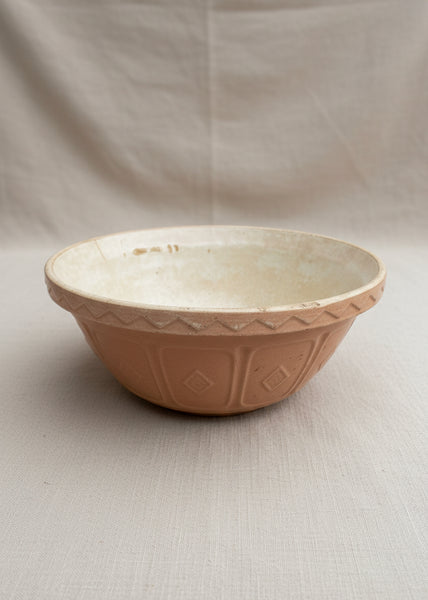 A large set of mason cash ceramic mixing bowls in various sizes and conditions, circa 1930s/40s.