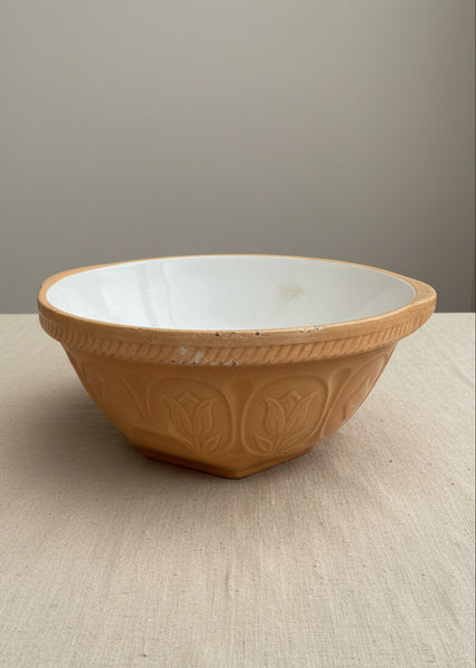 A large set of mason cash ceramic mixing bowls in various sizes and conditions, circa 1930s/40s.