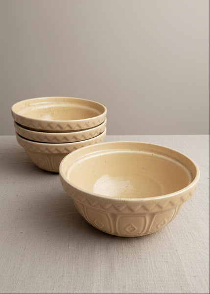 A large set of mason cash ceramic mixing bowls in various sizes and conditions, circa 1930s/40s.