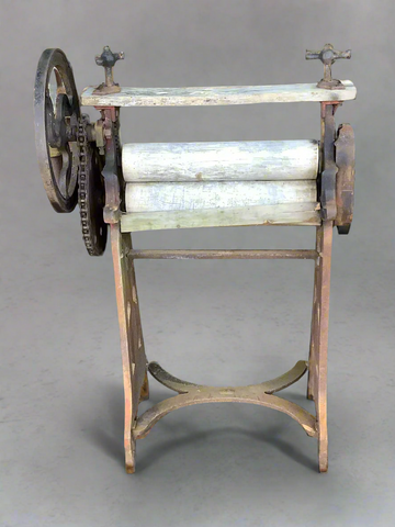 Antique clothes mangle with a cast iron frame, in working condition.