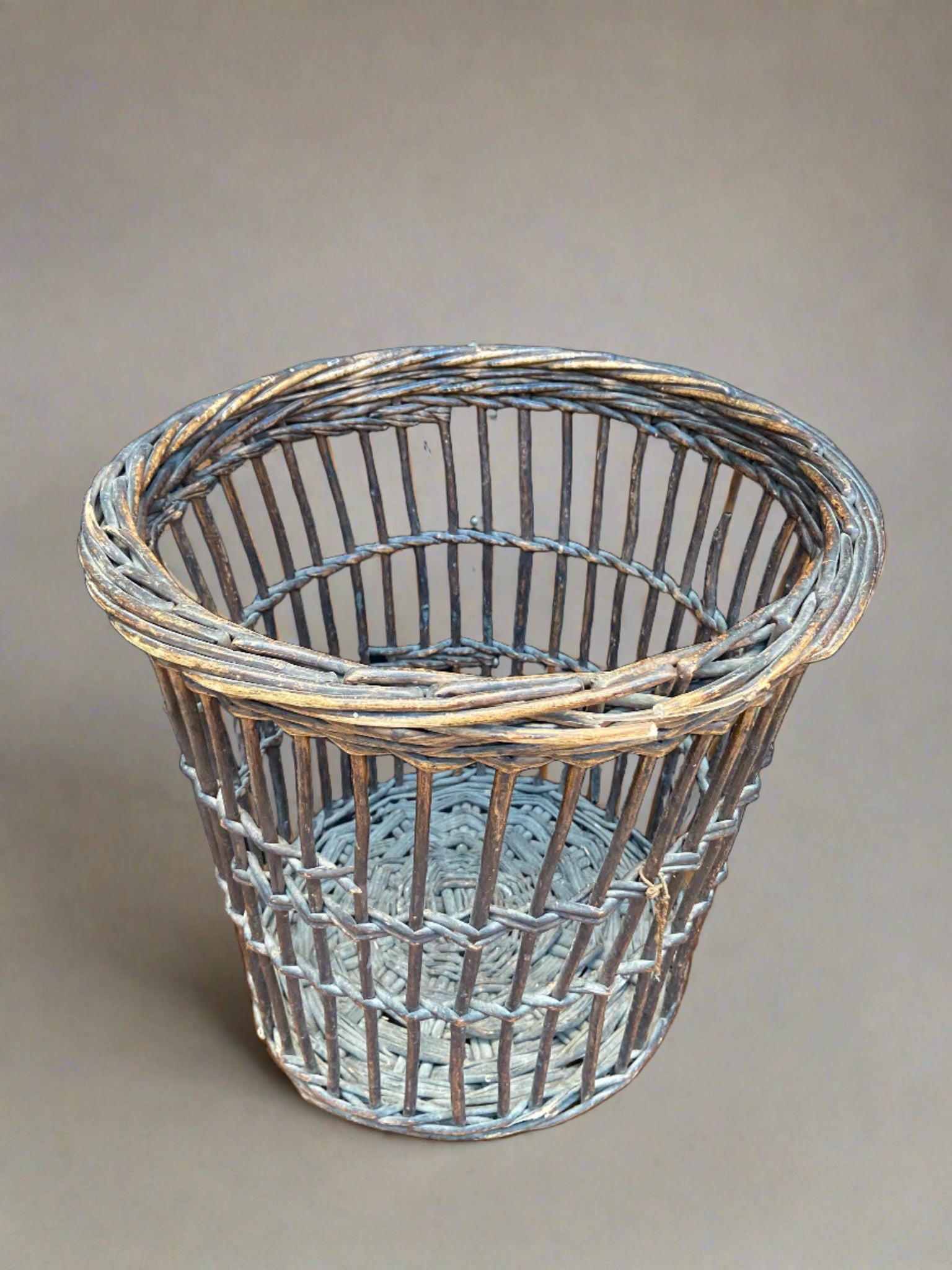 Woven round wicker bin/basket.